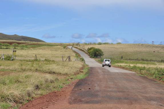 Com nosso carro alugado, dirigindo pelas estradas de Rapa Nui (ou Ilha de Páscoa), ilha chilena no meio do Oceano Pacífico